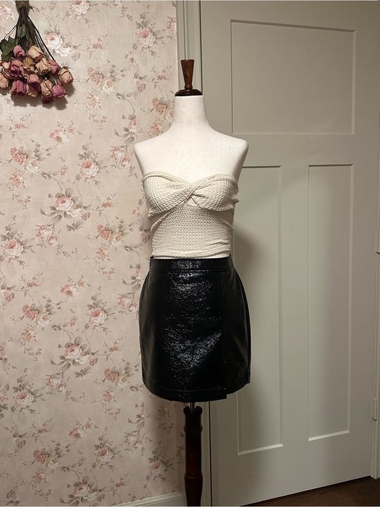 Wilfred Dresses & Skirts - Aritzia Mini Skirt Wilfred Black Crinkled Faux Leather Vinyl Size 4